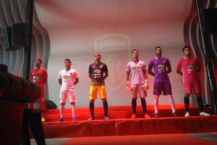 Seragam baru Badak Lampung FC diluncurkan untuk menyambut musim 2020 Liga 2, Senin (9/3/2020). Seragam baru ini mengadaptasi motif Tapis Lampung.