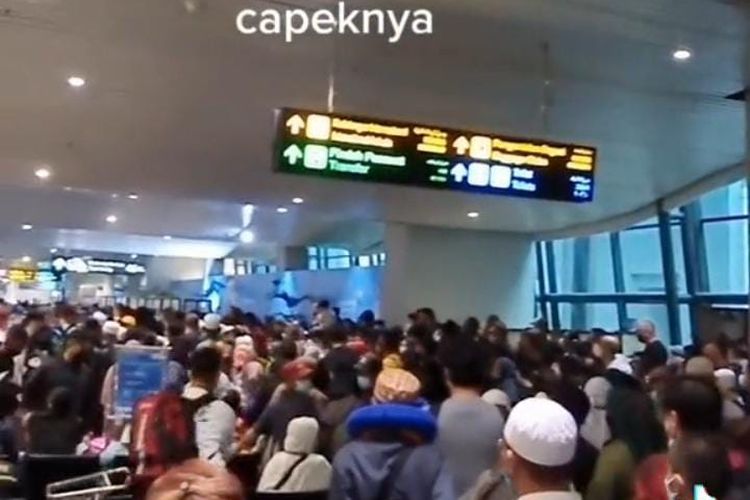 Viral Video di TikTok antrean Kedatangan Terminal 3 Soetta Lautan Manusia (tangkapan layar). 