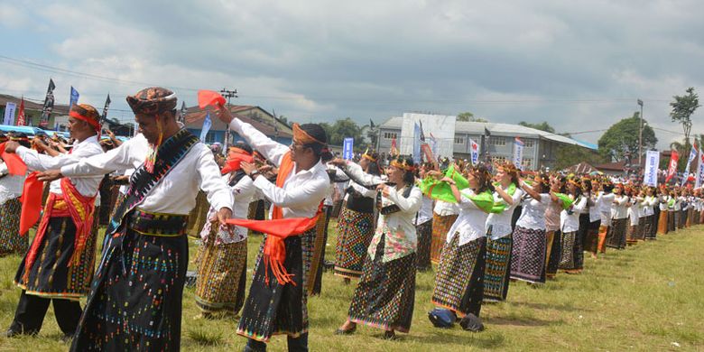 Tarian massal Ndundu Ndake merupakan tarian khas masyarakat Manggarai dipentaskan di Lapangan Motangrua, Ruteng, ibu kota Kabupaten Manggarai, Flores, Nusa Tenggara Timur. Tarian massal yang melibatkan 1.500 penari ini tampil untuk menyambut peserta Tour de Flores 2017 pada Etape Kelima dari Borong, Kabupaten Manggarai Timur ke Ruteng, Kabupaten Manggarai, Selasa (18/7/2017). 