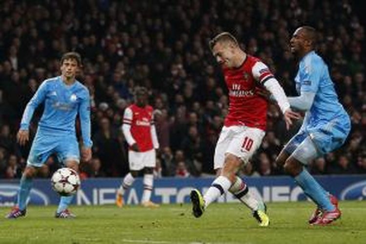 Gelandang Arsenal Jack Wilshere (kedua dari kanan) melepaskan tembakan yang berujung gol keduanya (dari dua) ke gawang Marseille, pada laga kelima fase grup Liga Champions, di Emirates Stadium, Selasa (26/11/2013).