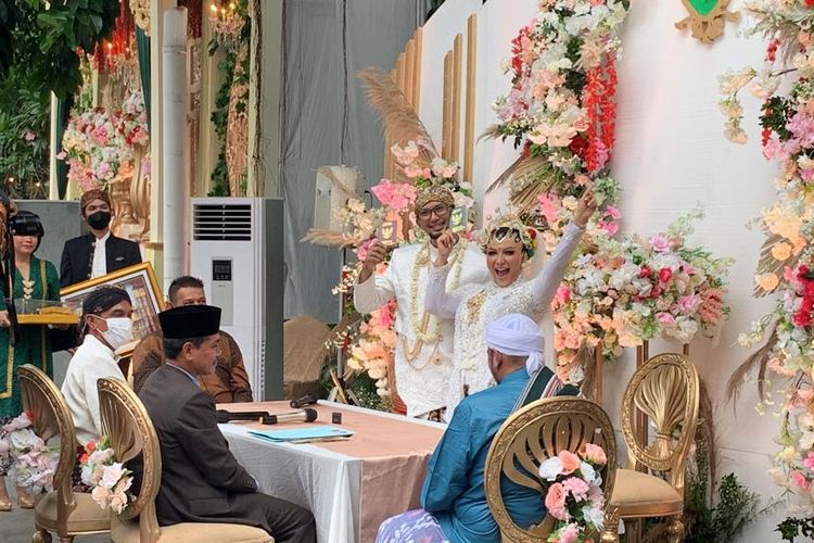 Artis peran Roro Fitria telah resmi dipersunting oleh Andri Irwan. Acara pernikahan digelar secara tertutup di Hotel Grand Kemang, Jakarta Selatan, Rabu (29/12/2021).