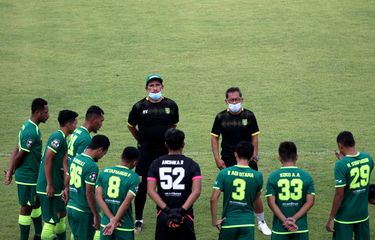 Aji Santoso memberi penjelasan kepada pemainnya saat latihan terakhir jelang libur lebaran di Stadion Gelora 10 November Surabaya, Jawa Timur, Selasa (04/05/2021) sore.