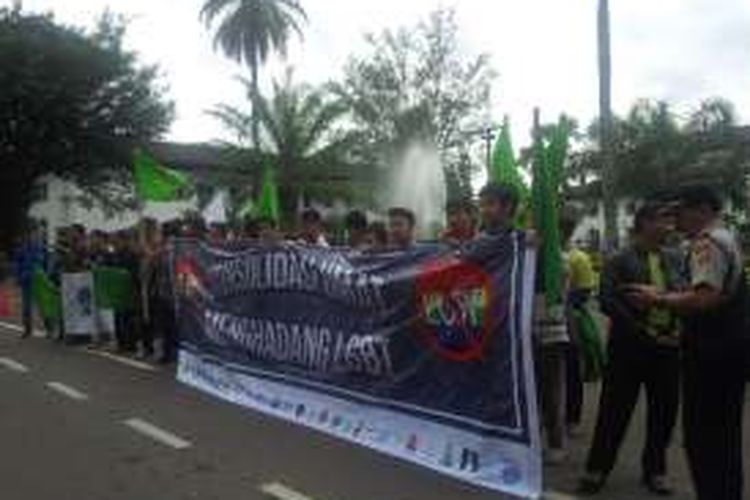 Beberapa ormas Islam di Bandung berunjuk rasa Di depan Gedung Sate Bandung, Kamis. (11/2/2016). Mereka mengecam dan menyatakan perlawanan terhadap gerakan perilaku menyimpang Lesbian Gay Biseksual Transgender (LGBT). 