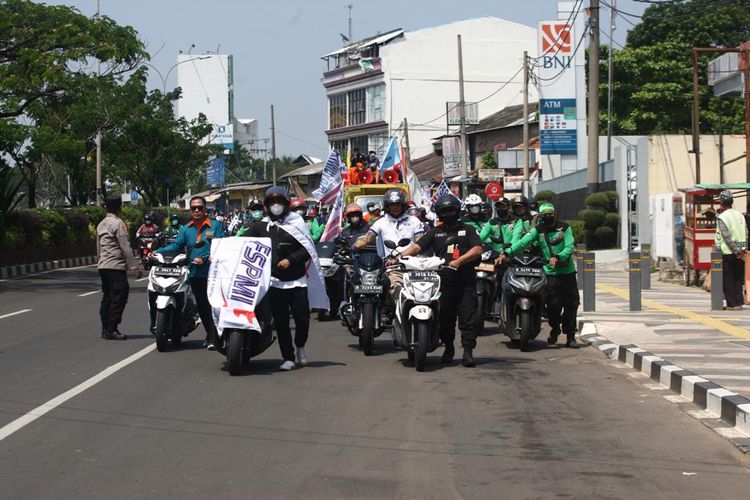 Massa aksi yang tergabung dalam Forum Buruh Depok menggelar aksi dorong motor menuju ke Balai Kota Depok pada Kamis (15/9/2022).