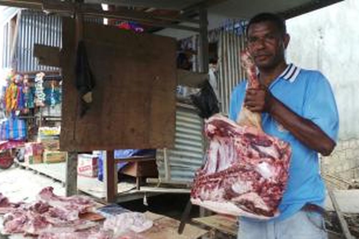 Donal Awi (45), penjual daging babi.