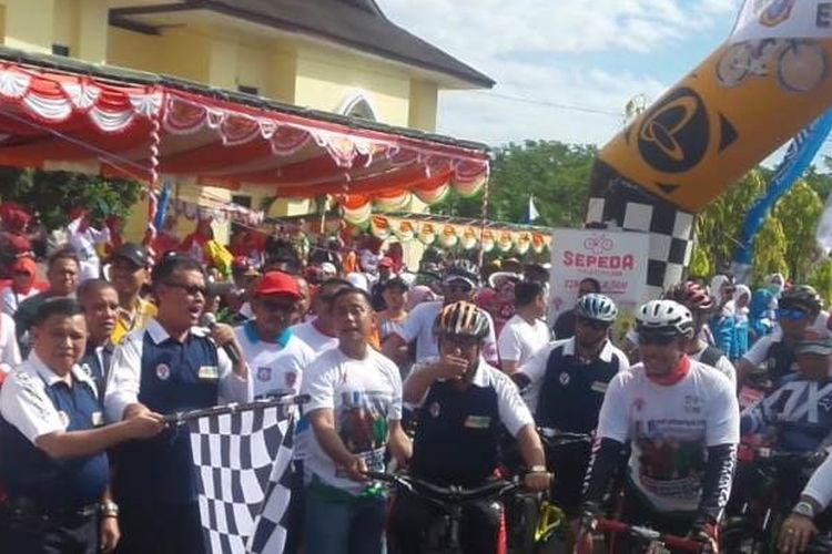 Deputi III Pembudayaan Olahraga Kemenpora, Dr. Raden Isnanta M.Pd, melepas tim Jelajah Sepeda Nusantara sekaligus fun bike dengan tema Indonesia Membangun di Kabupaten Gorontalo Utara (Gorut), Sabtu (11/8/2018).