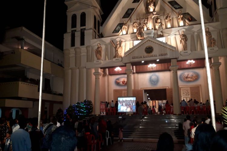 Ratusan jemaah mengikikuti Misa Natal sambil berdiri di halaman Gereja Katedral FRansiskus Xaverius Ambon, Senin (24/12/2018)