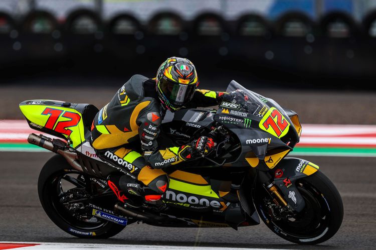 Pebalap Mooney VR46 Racing Team, Marco Bezzecchi memacu sepeda motornya saat sesi latihan bebas 1 MotoGP seri Pertamina Grand Prix of Indonesia 2022 di Pertamina Mandalika International Street Circuit, Lombok Tengah, NTB, Jumat (18/3/2022). Quartararo dan Morbidelli menempati posisi dua teratas dalam hasil gabungan latihan bebas alias free practice (FP) 1 dan 2 MotoGP Mandalika.