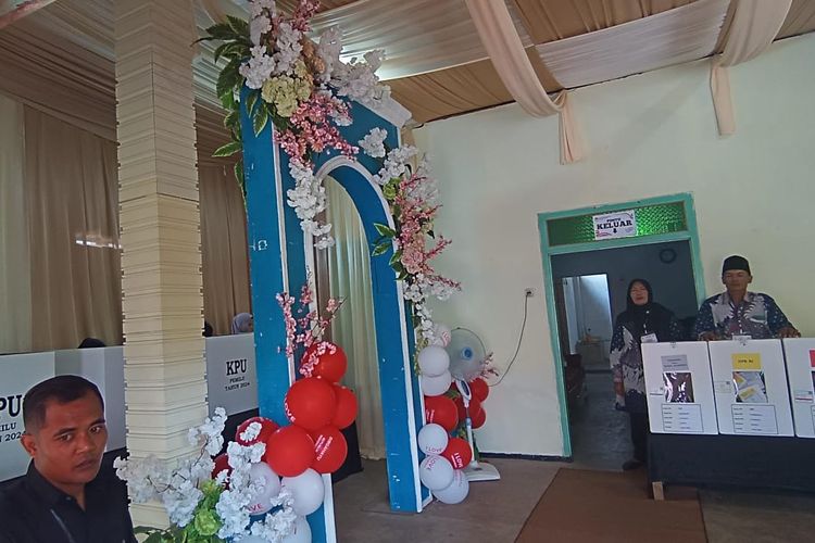 TPS berkonsep hajatan pernikahan di Malang, Jawa Timur. Kompas/Imron Hakiki