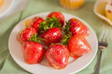 Resep Glazed Strawberry yang Populer di Korea, Buah Stroberi Lapis Gula Cair