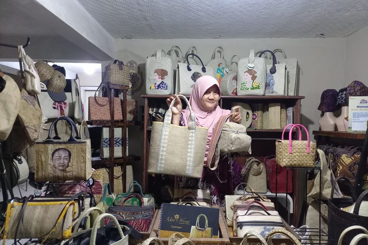 Yuli Muhawati, seorang warga Semarabg Timur yang memproduksi tas dari serat alam, Selasa (17/1/2023).