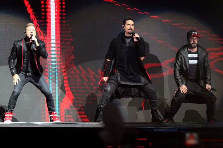 Personel grup vokal Backstreet Boys tampil di konser bertajuk Backstreet Boys DNA World Tour 2019 di Hall B3-C3 JIExpo, Kemayoran, Jakarta Pusat, Sabtu(26/10/2019). Tak hanya anak muda, konser ini juga diramaikan oleh kalangan ibu-ibu.