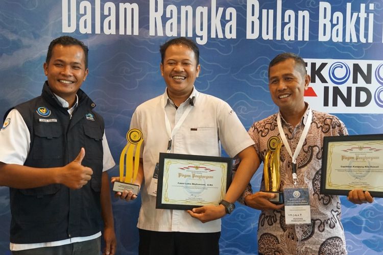 Ketua Gapokkan Kampung Nila Kawali Iim Gala Permana dan penyuluh perikanan terbaik pertama Fahmi Lubis Rhafsanzani berfoto bersama dalam Silaturahmi dan Apresiasi Masyarakat Kelautan dan Perikanan di Sentul, Bogor, Jawa Barat.