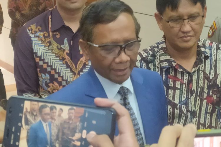 Menteri Koordinator Bidang Politik, Hukum dan Keamanan (Menko Polhukam) Mahfud MD di Kompleks Parlemen Senayan, Jakarta, Selasa (11/4/2023).