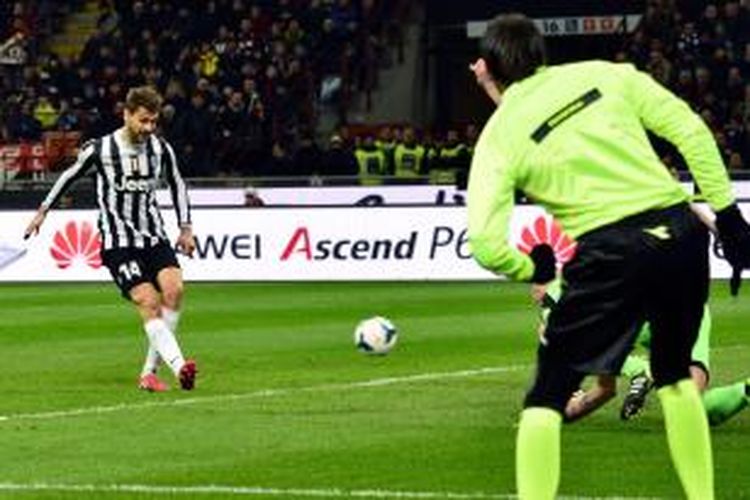 Penyerang Juventus, Fernando Llorente (kiri), melepaskan tembakan yang berujung gol ke gawang AC Milan, pada laga Serie-A, di San Siro, Minggu (2/3/2014).