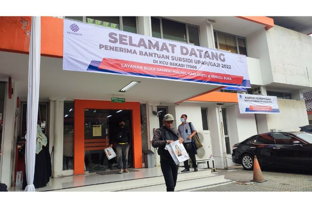 Kantor Pos Bekasi, Jawa Barat, menyalurkan Bantuan Subsidi Upah (BSU). 