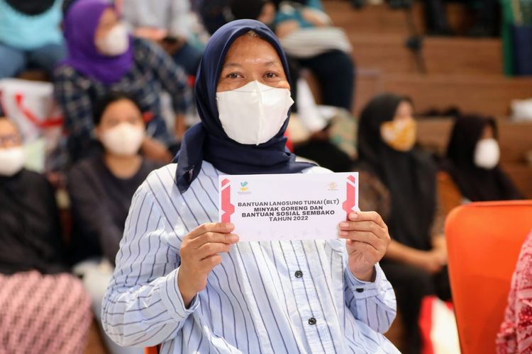 Salah seorang penerima BLT Minyak Goreng, Nurhayati (53), merasa sangat terharu karena bisa  menerima BLT Minyak Goreng yang diserahkan langsung oleh Presiden Joko Widodo di Kantor PT POS Indonesia di Jakarta, Senin (25/4/2022)