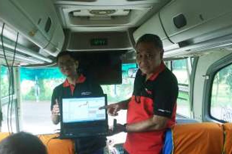Munir SP, VP Special Project Network Smartfren Telecom, menunjukkan aplikasi uji coba jaringan 4G Smartfren selama perjalan rute Probolinggo-Kota Malang, Rabu (23/3/2016).