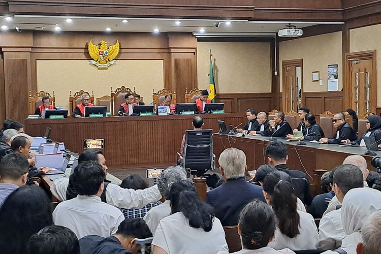 Nadiem Makarim menjalani sidang pembacaan tuntutan dalam kasus dugaan korupsi pengadaan laptop berbasis Chromebook di Pengadilan Tipikor Jakarta, Rabu (13/5/2026). Jaksa menyebut surat tuntutan terhadap Nadiem mencapai 1.567 halaman.