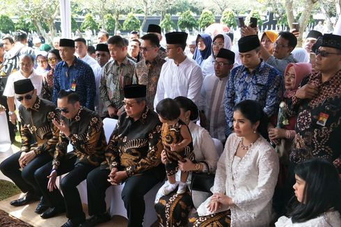 Ziarah ke Makam Ani Yudhoyono, SBY Kenang Istrinya Perihal Pakaian Saat Lebaran
