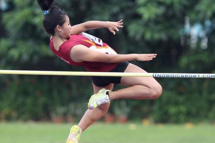 Atlet lompat tinggi putri Jawa Barat, Titik Syaidah, beraksi di final nomor loncat tinggi remaja di ajang Kejuaraan Atletik Remaja dan Yunior di Stadion Madya, Senayan, Jakarta, Kamis (3/4/2013). Titik Syaidah menjuarai nomor ini.