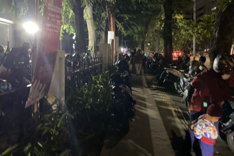 Praktik parkir liar masih ditemukan di kawasan Lapangan Banteng, Sawah Besar, Jakarta Pusat, pada Sabtu (12/8/2023) malam.