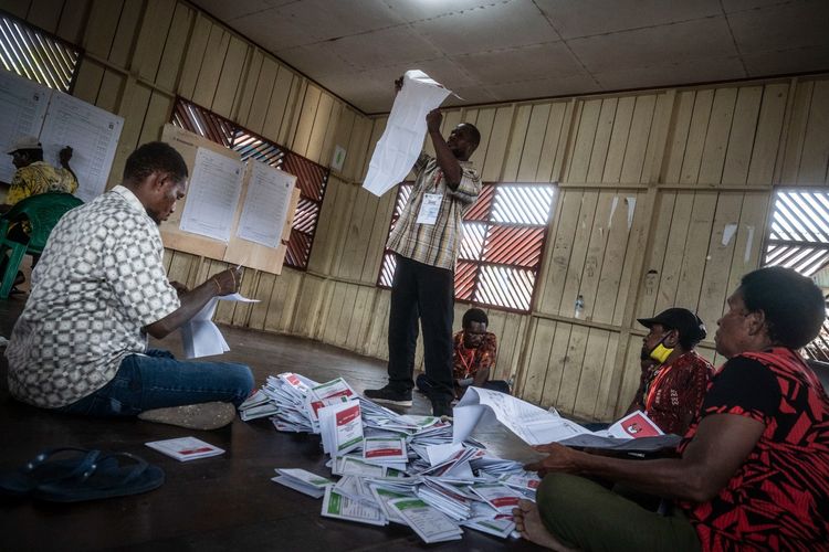 Anggota Kelompok Penyelenggara Pemungutan Suara (KPPS) melakukan penghitungan suara pada Pemilu 2024 di Tempat Pemungutan Suara (TPS) 01, Kampung Aswet, Distrik Agats, Kabupaten Asmat, Papua Selatan, Rabu (14/2/2024). Komisi Pemilihan Umum (KPU) Kabupaten Asmat menetapkan daftar pemilih tetap (DPT) Kabupaten Asmat sebanyak 80.122 orang yang tersebar di 224 kampung dengan 352 TPS.
