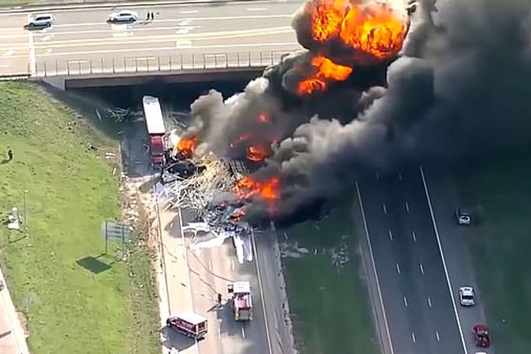 Asap mengepul ke langit setelah kecelakaan yang terjadi di Lakewood, Colorado, AS, pada 25 April 2019. Sopir truk bernama Rogel Aguilera-Mederos menjadi terdakwa dan dihukum penjara 110 tahun pada Senin (13/12/2021).