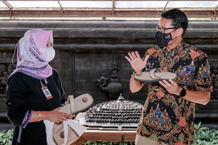 Menparekraf Sandiaga Uno saat berbincang mengenai sandal khusus Upanat bagi wisatawan