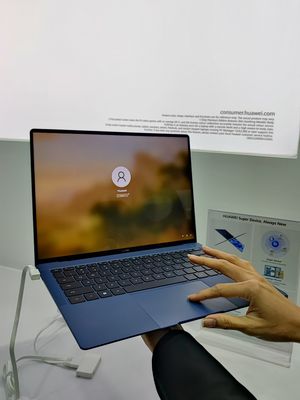 Huawei MateBook X Pro 2022 varian warna Ink Blue (biru).