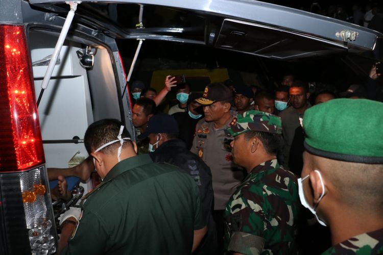Kapolda Papua, Irje Pol. Martuani Sormin Siregar melihat langsung proses evakuasi anggota Brimob Bharatu Wahyu saat tiba di Wamena, Kabupaten Jayawijaya.
