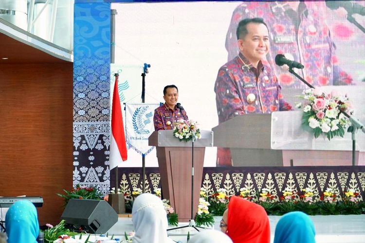 Penjabat (Pj) Gubernur Sumatera Selatan (Sumsel) Agus Fatoni saat menghadiri Hari Ulang Tahun (HUT) ke-22 IIPK Bank Sumsel Bangka Belitung (BSB) di Kantor Pusat BSB Jakabaring, Palembang, Sumsel, Kamis (1/02/2024).