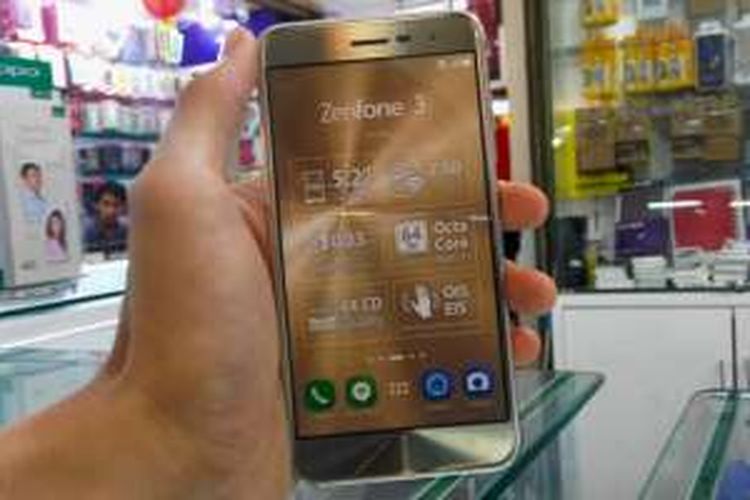 Dummy Asus Zenfone 3 yang digunakan sebagai peraga di gerai penjualan ponsel