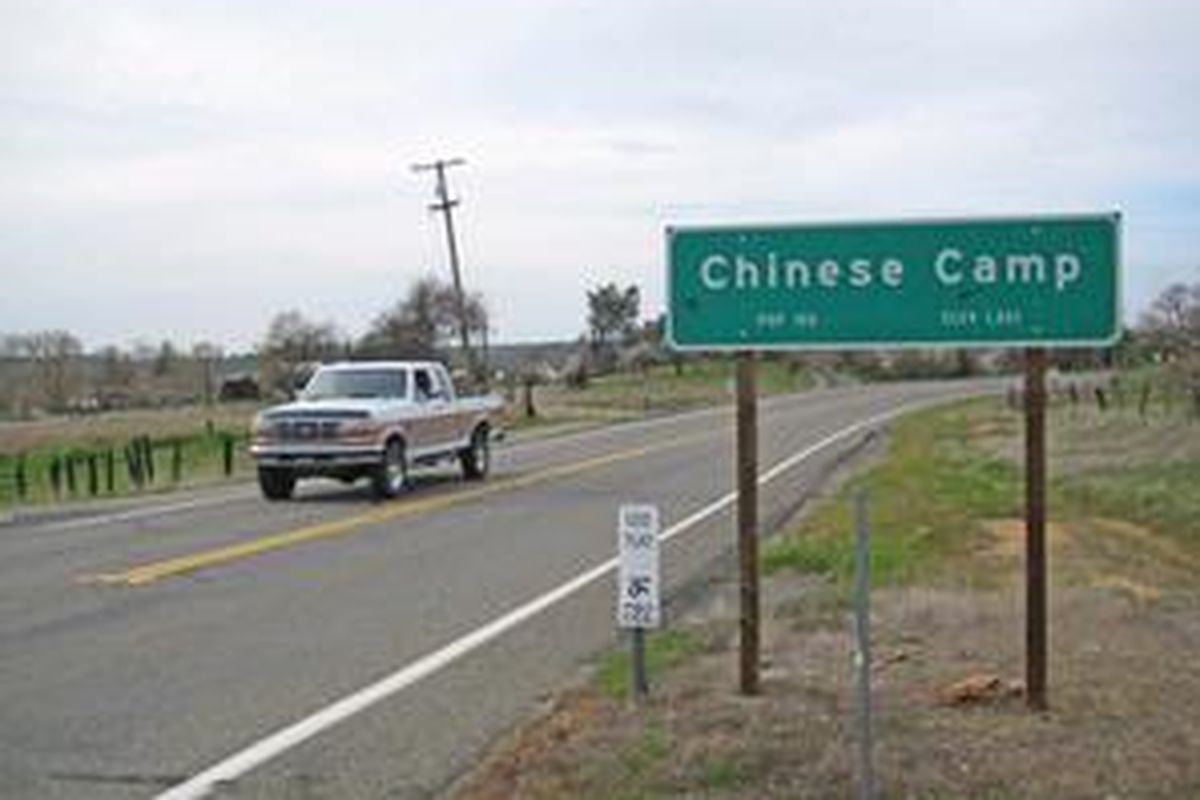 Papan penunjuk arah ke Kamp China tak jauh dari Taman Nasional Yosemite yang pernah menjadi permukiman orang China.