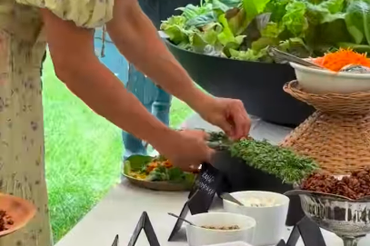 Pada living salad bar, para tamu dapat memetik sendiri isian salad yang diinginkan dari pot atau kebun sekitar.