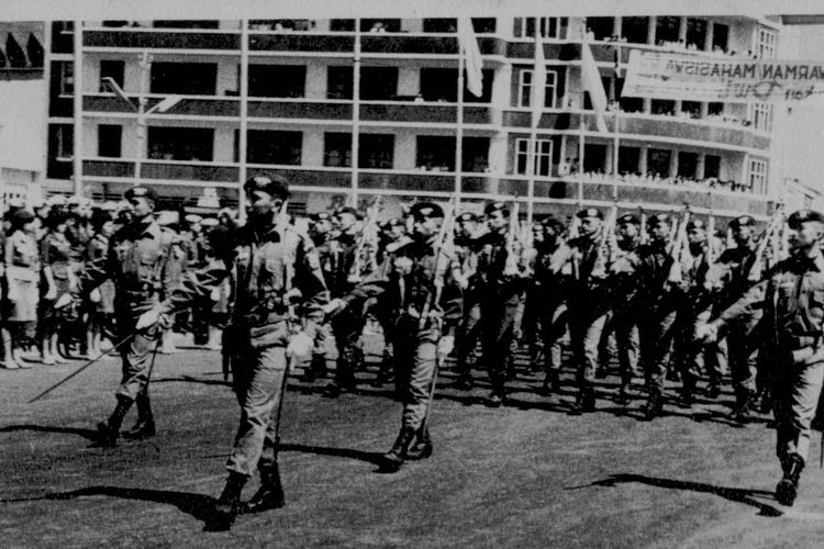 Devile Pasukan Resimen Mahasiswa Mahawarman Batalyon I ITB sepanjang jalan Asia- Afrika menuju alun-alun kota Bandung pada tahun 1965, saat itu anggota Batalyon I ITB meliputi Wala 59 dan Batalyon inti berjumlah sekitar 400 orang dan merupakan pasukkan Menwa terbesar seIndonesia. Semula Wala 59 dan batalyon inti adalah pasukkan yang dipersiapkan untuk konfrontasi dengan Malaysia, pembebeasan Irian Barat (sekarang Papua) dan ikut menumpas pemberontakan DI/TII pimpinan Katoswiryo di Jawa Barat. Namun ketika meletus peristiwa G30S/PKI Menwa ITB bersama TNI ikut menumpas PKI khusunya wilayah Bandung.