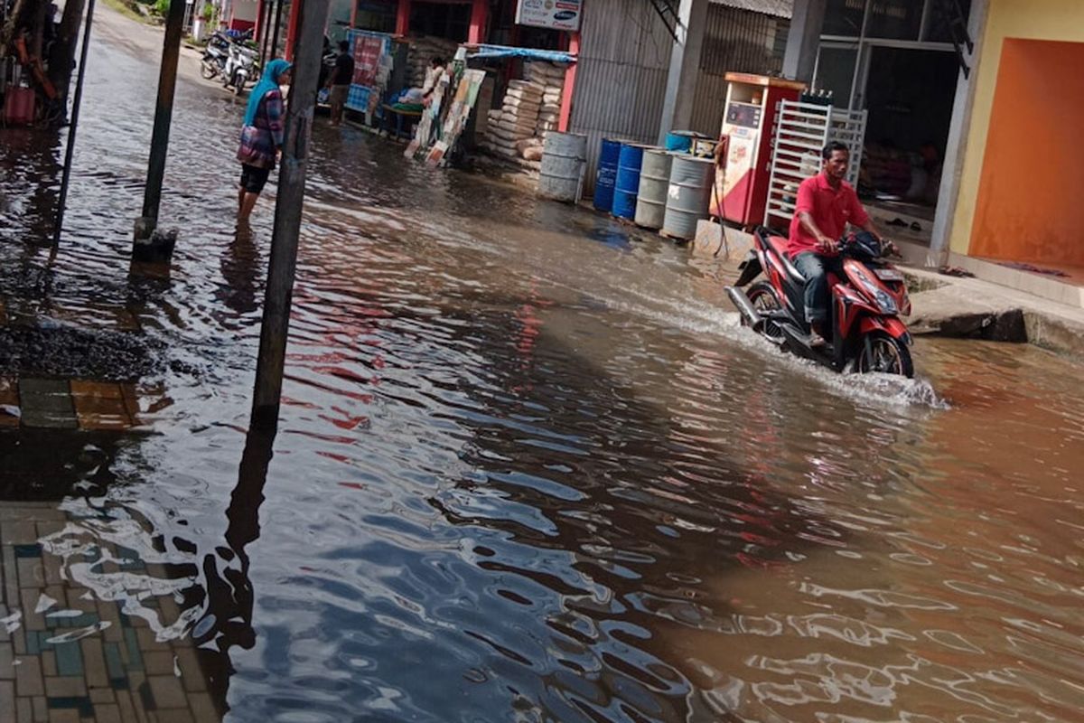 Banjir rob akibat pasang air laut yang melanda Desa Tambaktimur di Kecamatan Tambak, Gresik, Jumat (17/6/2022). *** Local Caption *** Banjir rob akibat pasang air laut yang melanda Desa Tambaktimur di Kecamatan Tambak, Gresik, Jumat (17/6/2022).
