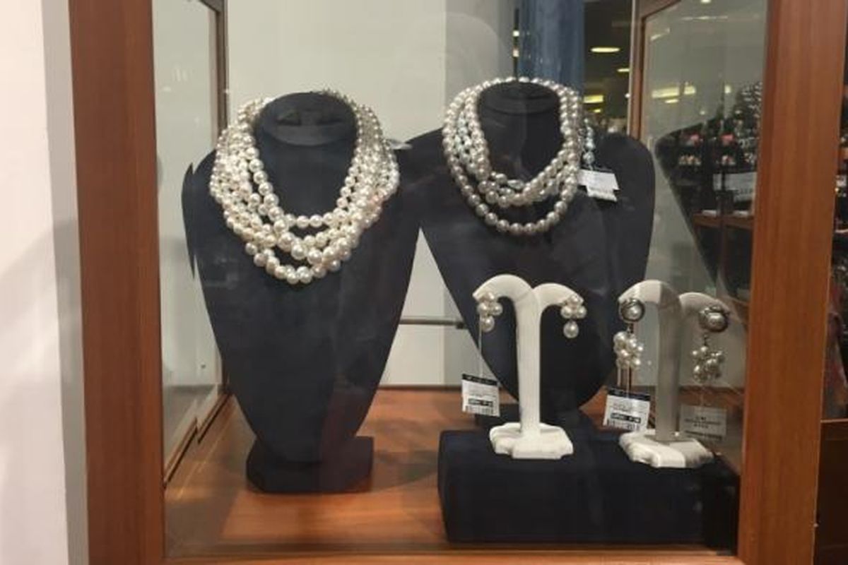 Koleksi perhiasan mutiara dalam Kilau Mutiara dan Pesona Biota Laut Indonesia di Alun-alun Grand Indonesia Jakarta, Rabu (15/3/2017).