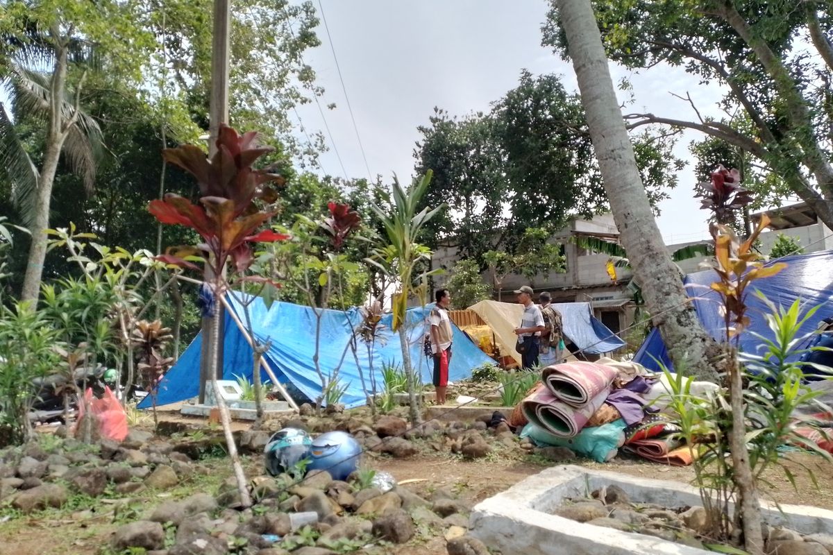 Sejumlah warga mengungsi di areal pekuburan di Desa Nagrak, Cianjur, Jawa Barat, pascagempa magnitudo 5,6.