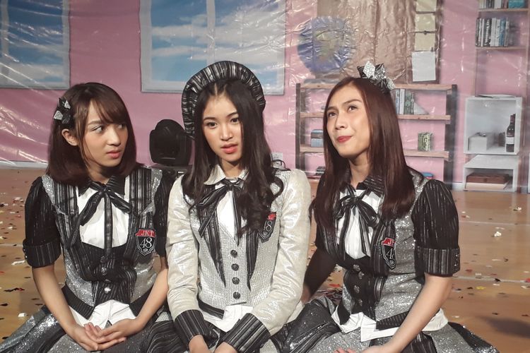 Ayana, Shani, dan Melody mewakili grup idola JKT48 diabadikan usai mengisi acara JKT48 School di Teater JKT48, FX Sudirman, Jakarta Pusat, Kamis (22/6/2017).