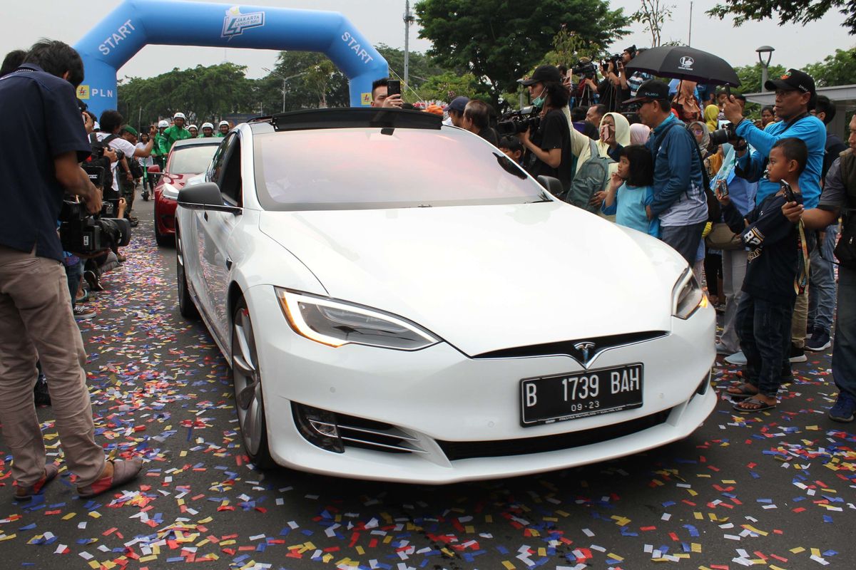 Mobil elektrik Tesla dihadirkan di Festival Jakarrta Langit Biru, Bundaran Senayan, Jakarta Pusat, Minggu (27/10/2019). Kampanye tersebut bertujuan mengenalkan kendaraan listrik yang ramah lingkungan guna mengurangi polusi udara.