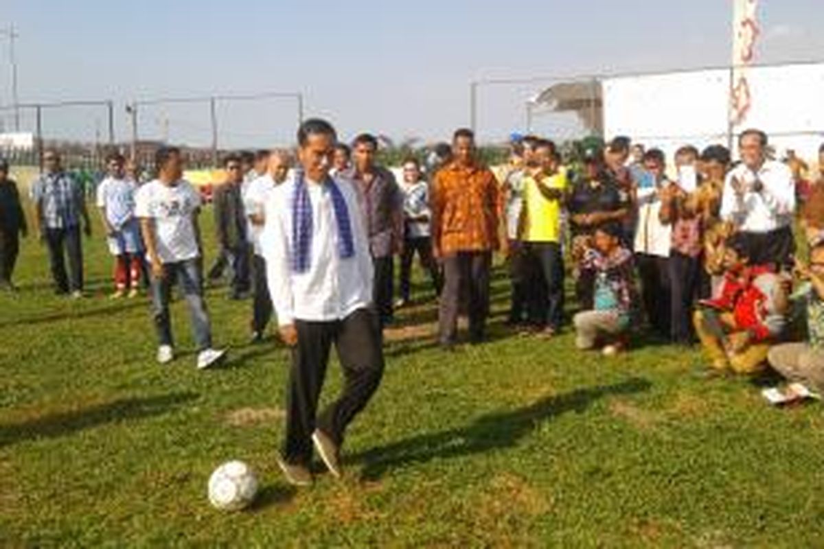 Gubernur DKI Jakarta Joko Widodo melakukan tendangan pertama, dalam peresmian jembatan dan lapangan mini soccer, di Taman Waduk Pluit, Jumat (25/4/2014)