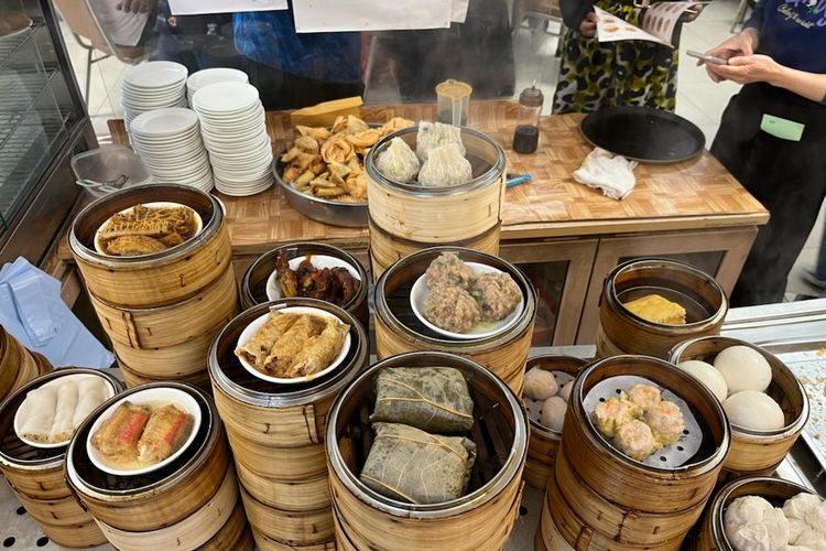 Tumpukan dim sum halal yang dikukus sebelum disajikan ke pembeli di Islamic Centre Canteen, Masjid Ammar and Osman Ramju Sadick, Wan Chai, Hong Kong (17/2/2023).