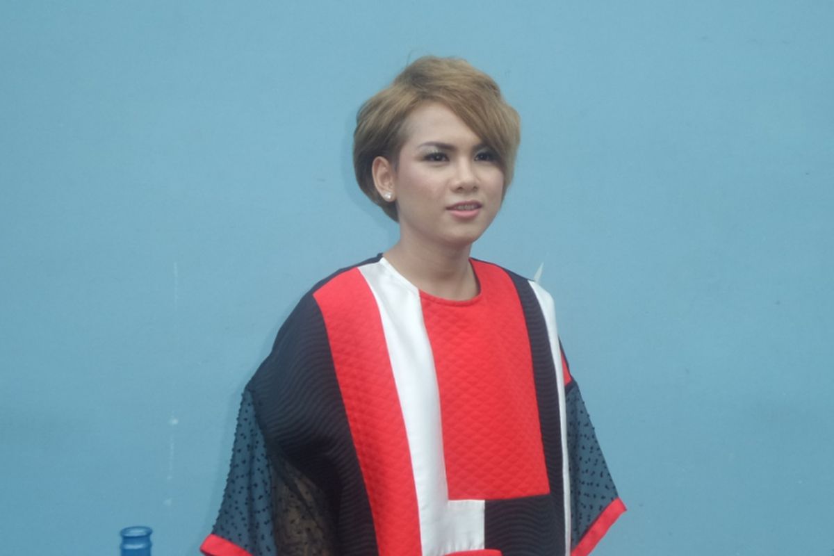 Evelyn Nada Anjani usai menjadi bintang tamu dalam acara bincang-bincang di studio TransTV, Jakarta Selatan, Rabu (17/5/2017).