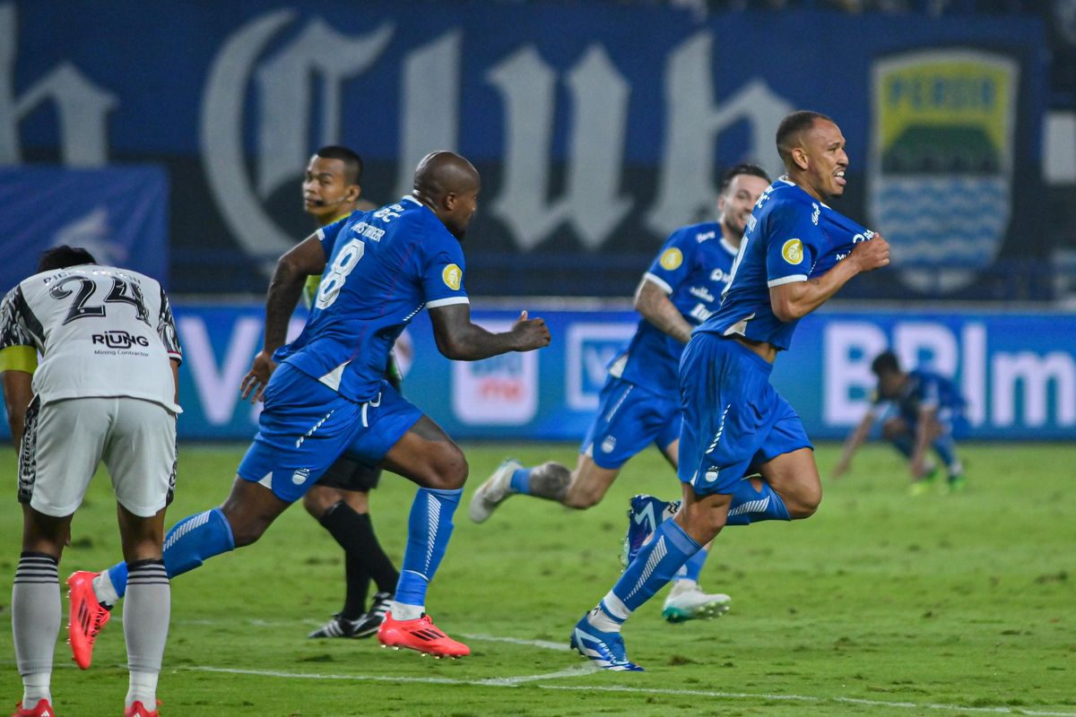 Selebrasi pencetak gol kemenangan Persib Bandung dari Bali United Gustavo Franca dalam laga pekan ke-29 Liga 1 2024-2025 antara Persib Bandung vs Bali United di Stadion Gelora Bandung Lautan Api (GBLA) Jumat (18/4/2025).