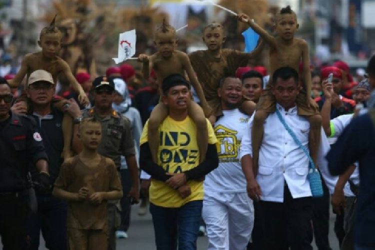 Bupati Purwakarta Dedi Mulyadi dan ribuan buruh memperingati Hari Buruh dengan acara karnaval budaya, Senin (1/5/2017).
