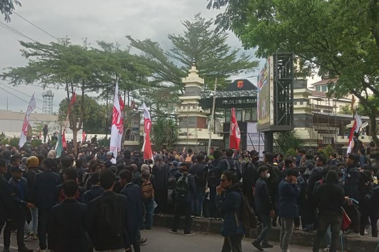 Sejumlah mahasiswa dari berbagai kampus di Bandung menggelar aksi unjuk rasa di depan Mapolda Jawa Barat, Jalan Soekarno-Hatta, Jumat (29/8/2025). Aksi tersebut merupakan bentuk kekecewaan atas kinerja aparat kepolisian setelah insiden yang menewaskan Affan Kurniawan, pengendara ojek online di Jakarta saat mengikuti demonstrasi sehari sebelumnya.