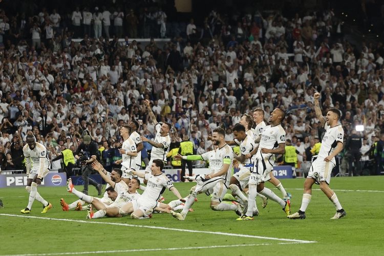 Para pemain Real Madrid merayakan keberhasilan lolos ke final Liga Champions 2023-2024 usai mengalahkan Bayern Muenchen di Stadion Santiago Bernabeu, Kamis (9/5/2024) dini hari WIB. Real Madrid menang dengan agregat 4-3. (Photo by OSCAR DEL POZO / AFP)