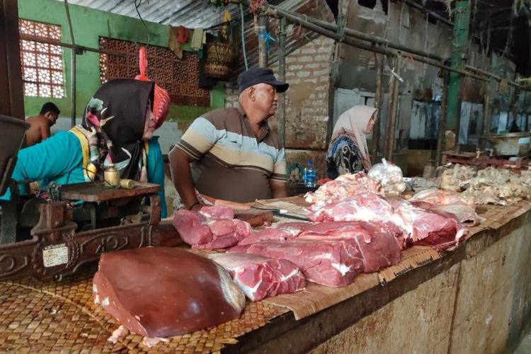 Pedagang daging sapi di Pasar Anom Sumenep, Jumat (17/6/2022). 