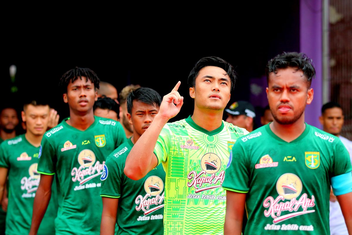 Penjaga gawang Persebaya Surabaya Ernando Ari Sutaryadi sebelum pertandingan pekan ke-31 Liga 1 2022-2023 melawan Persik Kediri yang berakhir dengan skor 1-0 di Stadion Brawijaya Kediri, Sabtu (18/3/2023) sore.